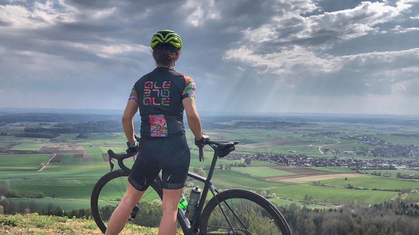 Mit seiner Trainingspartnerin Melanie verbringt Michael Sanftleben viele Stunden auf dem Fahrrad. "Das Foto entstand bei einer 160 km Radausfahrt von Büchenbach (Landkreis Roth) zum Hesselberg (höchste Erhebung in Mittelfranken) und natürlich wieder zurück", schreibt er zu diesem Bild.