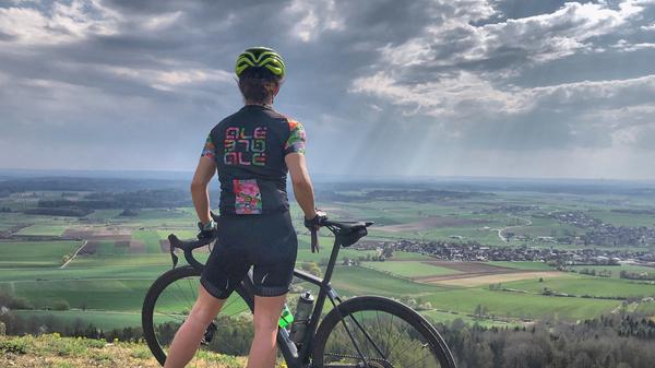 Mit seiner Trainingspartnerin Melanie verbringt Michael Sanftleben viele Stunden auf dem Fahrrad. "Das Foto entstand bei einer 160 km Radausfahrt von Büchenbach (Landkreis Roth) zum Hesselberg (höchste Erhebung in Mittelfranken) und natürlich wieder zurück", schreibt er zu diesem Bild.