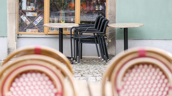 Auch die Gastronomie muss dann geschlossen bleiben. Die Auslieferung von Speisen und Getränken sowie deren Verkauf zum Mitnehmen soll weiter erlaubt sein.