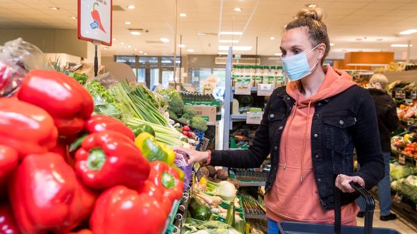 Unabhängig von der Inzidenz dürfen folgende Geschäfte öffnen: der Lebensmittelhandel, Getränkemärkte, Reformhäuser, Babyfachmärkte, Apotheken, Sanitätshäuser, Drogerien, Optiker, Hörgeräteakustiker, Tankstellen, Stellen des Zeitungsverkaufs, Buchhandlungen, Blumenfachgeschäfte, Tierbedarfsmärkte, Futtermittelmärkte und Gartenmärkte. Hier sollen Abstand- und Hygienekonzepte gelten. Auch in diesem Bereich gibt es in Bayern strengere Regeln für Blumenläden, Gartencenter und Buchhandlungen. Diese sollen allerdings ab dem 28. April aufgelöst werden, sodass die Regelungen der bundesweiten Notbremse gelten.