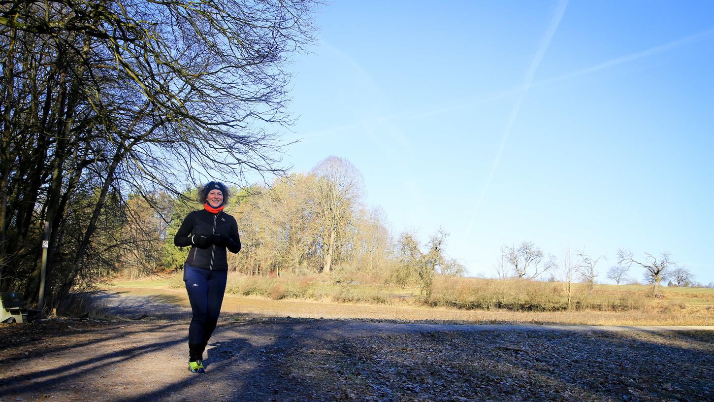 Durch das Todsfeldtal führt ein Singletrail an einem Bächlein
idyllisch Richtung Thuisbrunn. Carola Gasteiger genießt die Einsamkeit an Werktagen.
Durch das Todsfeldtal führt ein Singletrail an einem Bächlein
idyllisch Richtung Thuisbrunn. Carola Gasteiger genießt die Einsamkeit an Werktagen.