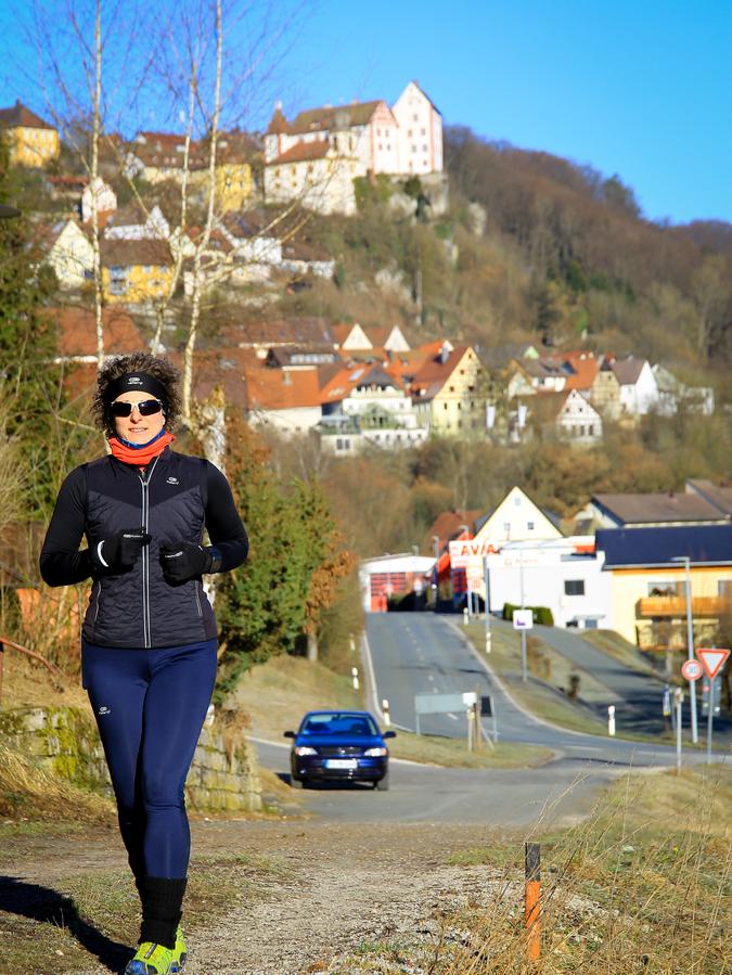 Gleich am Start geht es bergauf: Mit Burg Egloffstein im Rücken, erklimmt Carola Gasteiger den ersten Anstieg.
Gleich am Start geht es bergauf: Mit Burg Egloffstein im Rücken, erklimmt Carola Gasteiger den ersten Anstieg.