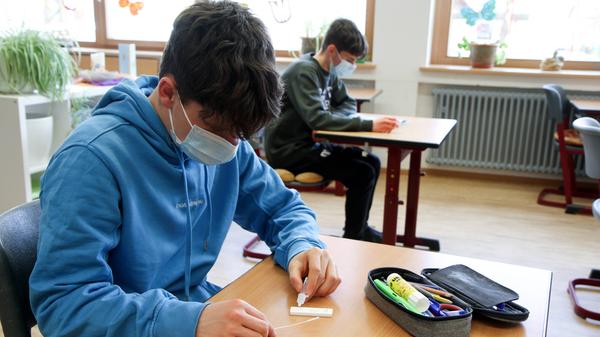 An Schulen wird der Präsenzunterricht nur mit zwei Coronatests pro Woche gestattet. Überschreitet in einem Landkreis oder einer kreisfreien Stadt an drei aufeinander folgenden Tagen die 7-Tage-Inzidenz von 165, soll Präsenzunterricht untersagt werden. Ausnahmen können Abschluss- und Förderklassen sein. Bayern will beim bisherigen Grenzwert von 100 bleiben. Der Stichtag ist hier aber künftig nicht mehr der Freitag. Stattdessen gilt die Dreitages-Regel, die auch für die anderen Bereiche relevant ist.