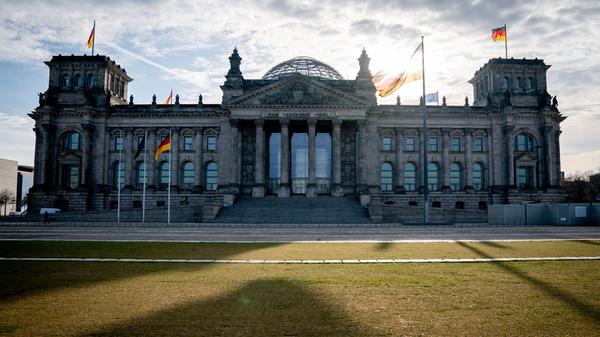Am 22. April hat der Bundesrat dem Infektionsschutzgesetz zugestimmt, vom Bundestag wurde es bereits am 21. April beschlossen. Bundespräsident Frank-Walter Steinmeier hat das Gesetz durch die Unterzeichnung verabschiedet, am 23. April trat es in Kraft.