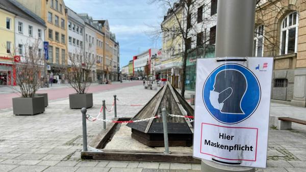 Wenn die 7-Tage-Inzidenz an drei aufeinander folgenden Tagen die Schwelle von 100 überschreitet, so gelten dort ab dem übernächsten Tag schärfere Maßnahmen. Diese sollen so lange in Kraft bleiben, bis die 7-Tage-Inzidenz an fünf aufeinander folgenden Tagen die Schwelle von 100 unterschreitet - dann treten die Extra-Auflagen am übernächsten Tag wieder außer Kraft.