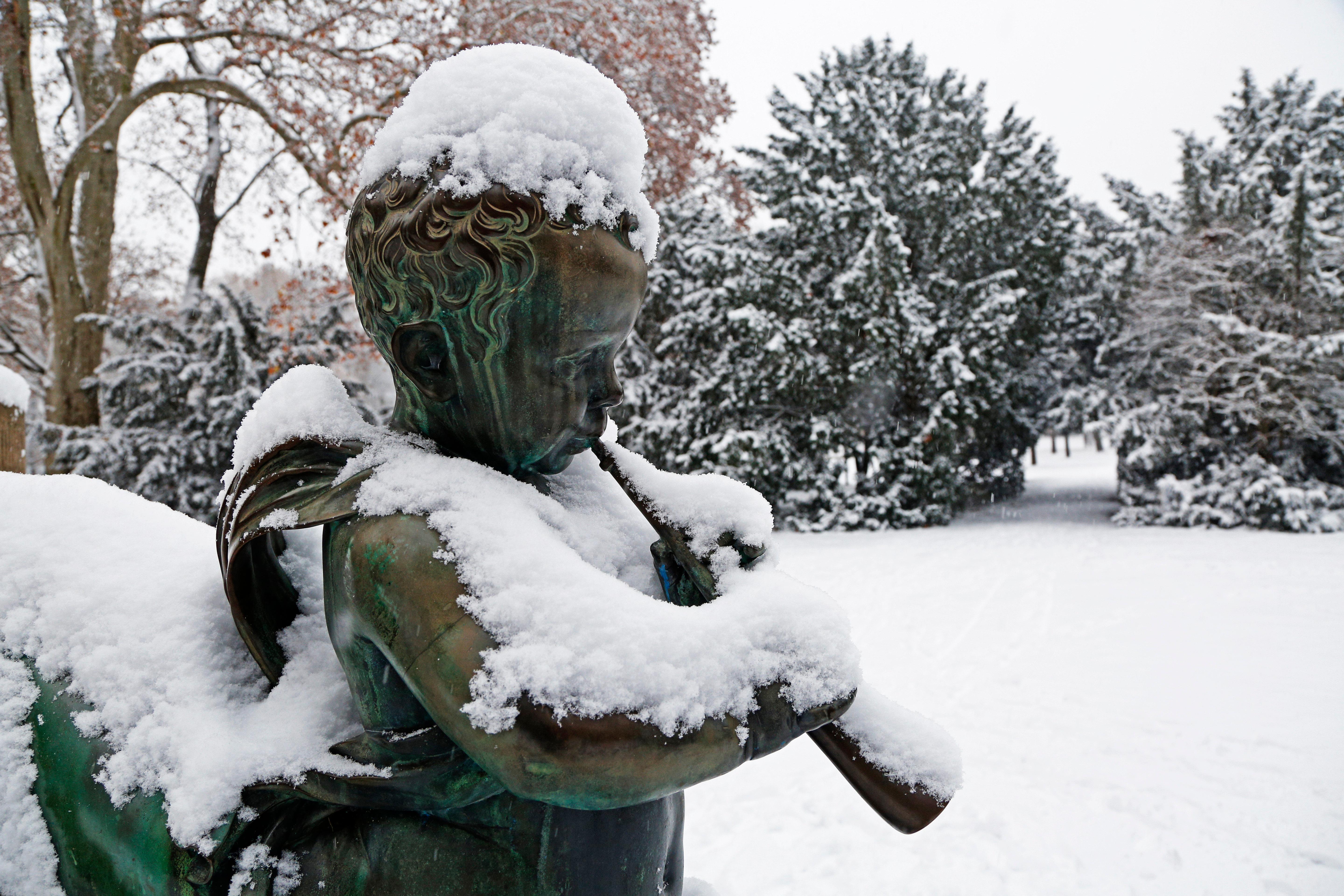 Zu fast jeder Jahreszeit ist der Rosenaupark mit seinen Bänken, Rondellen und dem Café Kiosk eine grüne Oase. An einem frostigen Wintertag ist der Park unweit des Plärrer der richtige Ort für zauberhafte Fotos - auch gerne mal in weiß.