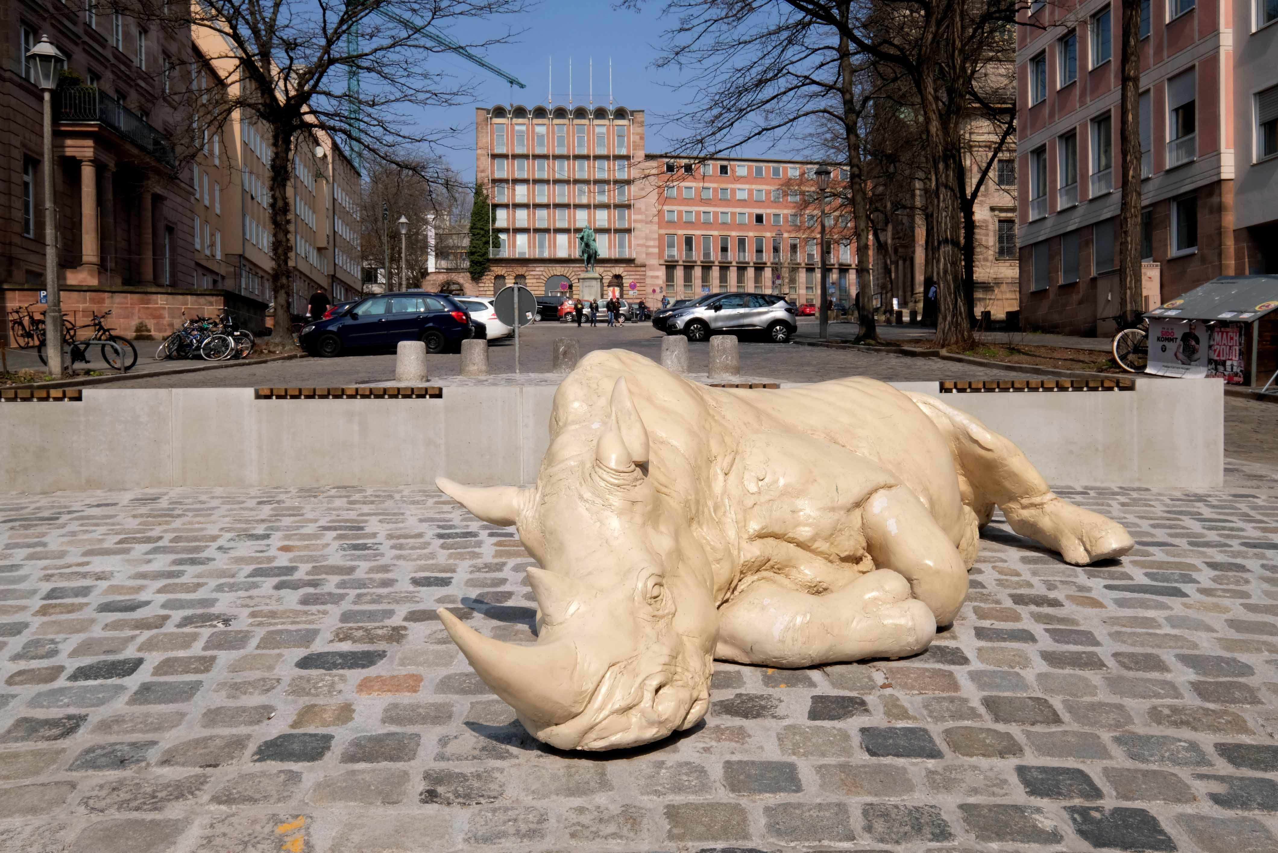 Da liegt es und döst in der Herbstsonne, das Schlafende Nashorn der polnischen Künstlerin Dorota Hadrian. Mit etwa 100 Kilogramm ist die Hommage an Albrecht Dürer's Rhinocerus etwas leichter als die meisten Artgenossen im Tiergarten, bei den Nürnbergern aber ähnlich beliebt. Wenn das Nashorn jetzt noch aufwacht und die oft beklagten Autos vom Egidienberg vertreibt, sind sie wunschlos glücklich.