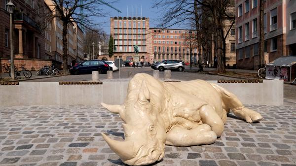 Da liegt es und döst in der Herbstsonne, das Schlafende Nashorn der polnischen Künstlerin Dorota Hadrian. Mit etwa 100 Kilogramm ist die Hommage an Albrecht Dürer's Rhinocerus etwas leichter als die meisten Artgenossen im Tiergarten, bei den Nürnbergern aber ähnlich beliebt. Wenn das Nashorn jetzt noch aufwacht und die oft beklagten Autos vom Egidienberg vertreibt, sind sie wunschlos glücklich.