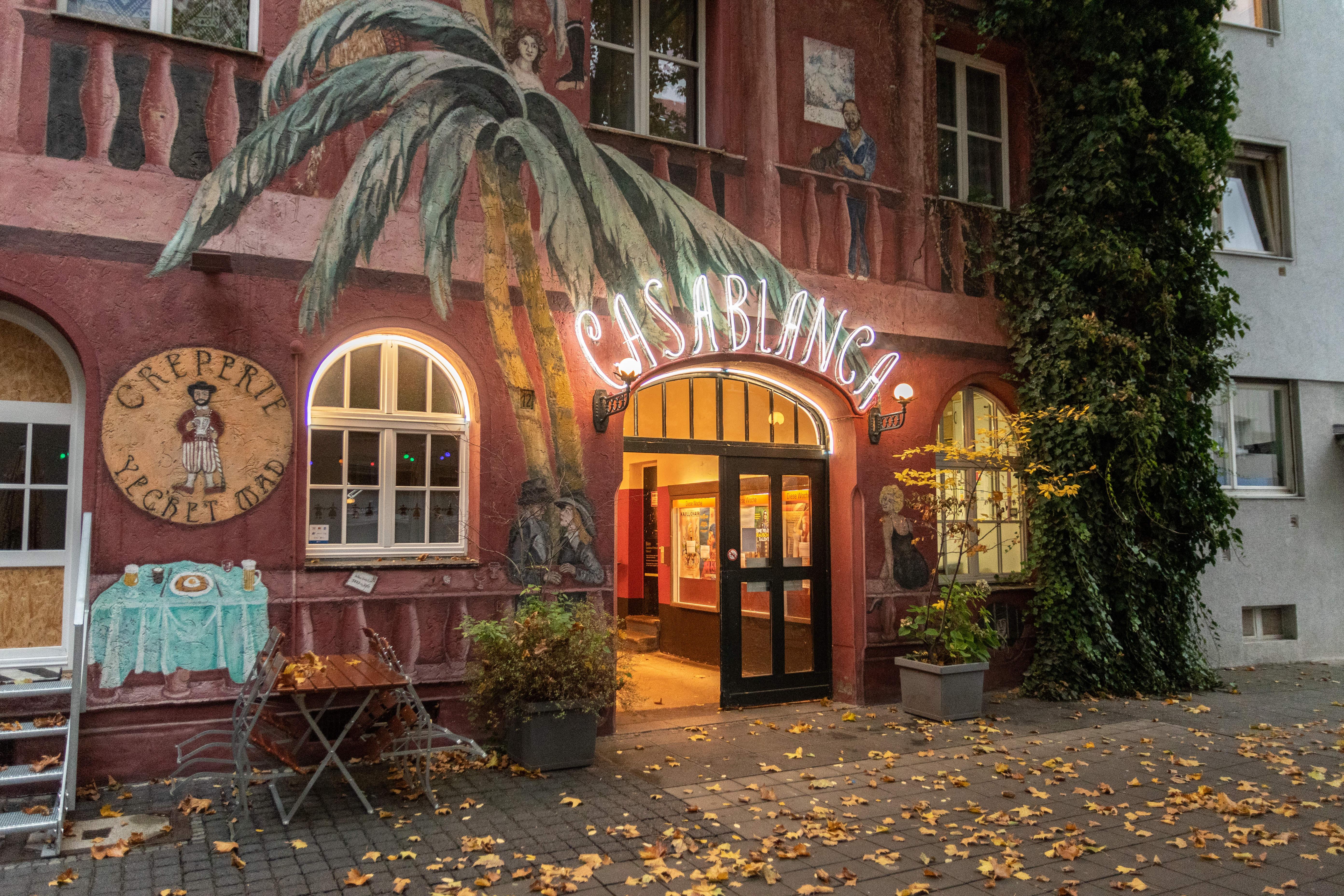 Was Kinos angeht, ist Nürnberg gut dran: Cinecittà, Meisengeige, Metropolis - und eben das einzigarte Casablanca. Das riesige Wandbild der Münchener Künstlerin Helma Lichtinger zieht das Auge schon von weitem an. Im Haus wäre 2009 fast Schluss gewesen, doch dank einer hohen Spende und der unermüdlichen Arbeit von Freiwilligen im Casa-Verein wird dort bis heute die Filmkunst zelebriert.