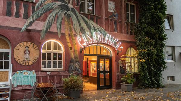 Was Kinos angeht, ist Nürnberg gut dran: Cinecittà, Meisengeige, Metropolis - und eben das einzigarte Casablanca. Das riesige Wandbild der Münchener Künstlerin Helma Lichtinger zieht das Auge schon von weitem an. Im Haus wäre 2009 fast Schluss gewesen, doch dank einer hohen Spende und der unermüdlichen Arbeit von Freiwilligen im Casa-Verein wird dort bis heute die Filmkunst zelebriert.