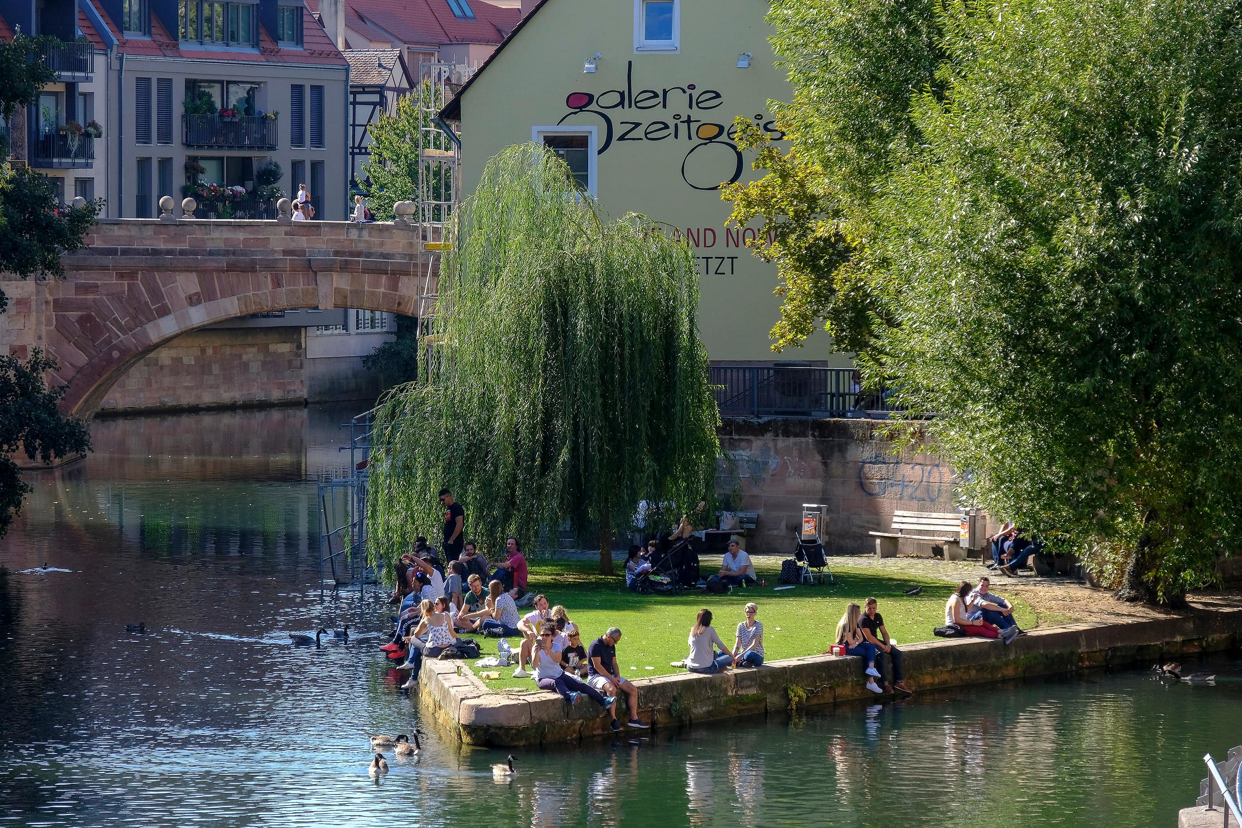 Eine kleine Oase der Ruhe mitten in der Stadt: Auf der autofreien Trödelmarktinsel kann man wunderbar im Café an der Pegnitz sitzen, in den kleinen Geschäften einkaufen, oder einfach die Strahlen der Frühlingssonne auf der Grünfläche der Liebesinsel genießen. Ab und an legt sogar eine der Nürnberger Gondeln an, und man kann sich kurz in Venedig wähnen.
