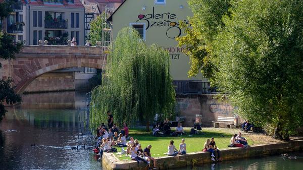 Eine kleine Oase der Ruhe mitten in der Stadt: Auf der autofreien Trödelmarktinsel kann man wunderbar im Café an der Pegnitz sitzen, in den kleinen Geschäften einkaufen, oder einfach die Strahlen der Frühlingssonne auf der Grünfläche der Liebesinsel genießen. Ab und an legt sogar eine der Nürnberger Gondeln an, und man kann sich kurz in Venedig wähnen.