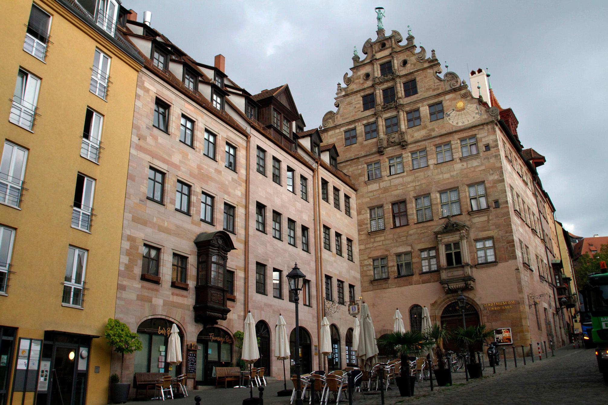 Auf dem Weg zur Kaiserburg ist sie nicht zu übersehen, die prachtvolle Fassade des Fembohauses. Zwischen 1591 und 1596 erstmals durch den Tuchhändler Philipp van Oyrl errichtet, blieb das Patrizierhaus als einziges großes Gebäude der Spätrenaissance größtenteils von den Bomben des Zweiten Weltkriegs verschont. Mittlerweile sitzt dort das Stadtmuseum und erzählt die Geschichte von 970 Jahren Nürnberg.