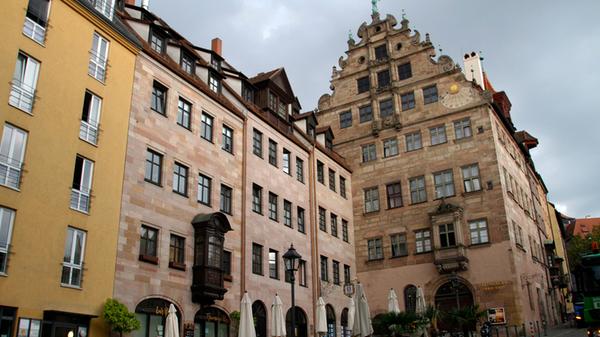 Auf dem Weg zur Kaiserburg ist sie nicht zu übersehen, die prachtvolle Fassade des Fembohauses. Zwischen 1591 und 1596 erstmals durch den Tuchhändler Philipp van Oyrl errichtet, blieb das Patrizierhaus als einziges großes Gebäude der Spätrenaissance größtenteils von den Bomben des Zweiten Weltkriegs verschont. Mittlerweile sitzt dort das Stadtmuseum und erzählt die Geschichte von 970 Jahren Nürnberg.