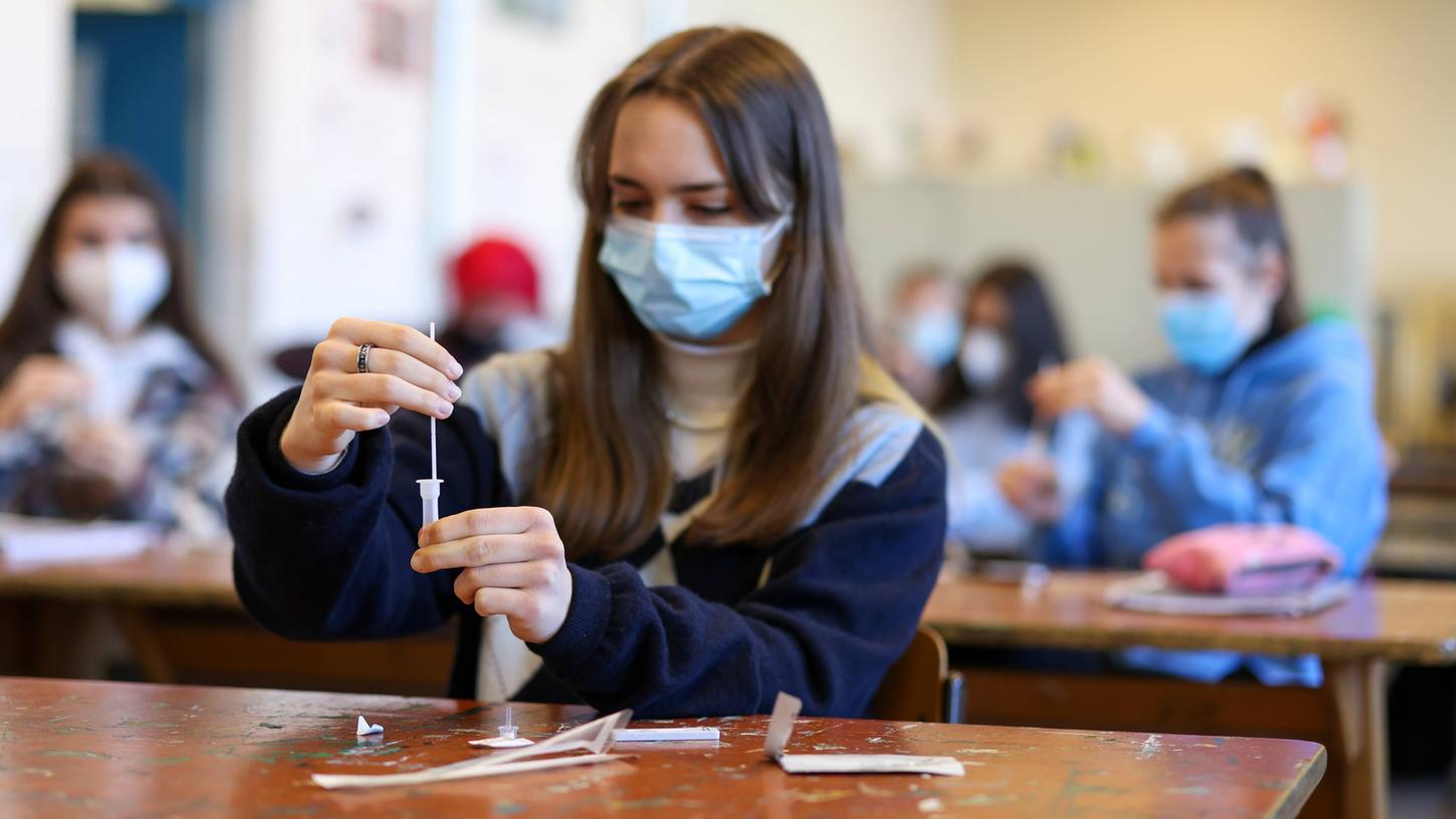 Die Testpflicht gilt an bayerischen Schulen seit Montag vergangener Woche. Im Landkreis Erlangen-Höchstadt gab es bei den Selbsttests der Schüler auch positive Fälle. Die Testpflicht gilt an bayerischen Schulen seit Montag vergangener Woche. Im Landkreis Erlangen-Höchstadt gab es bei den Selbsttests der Schüler auch positive Fälle.