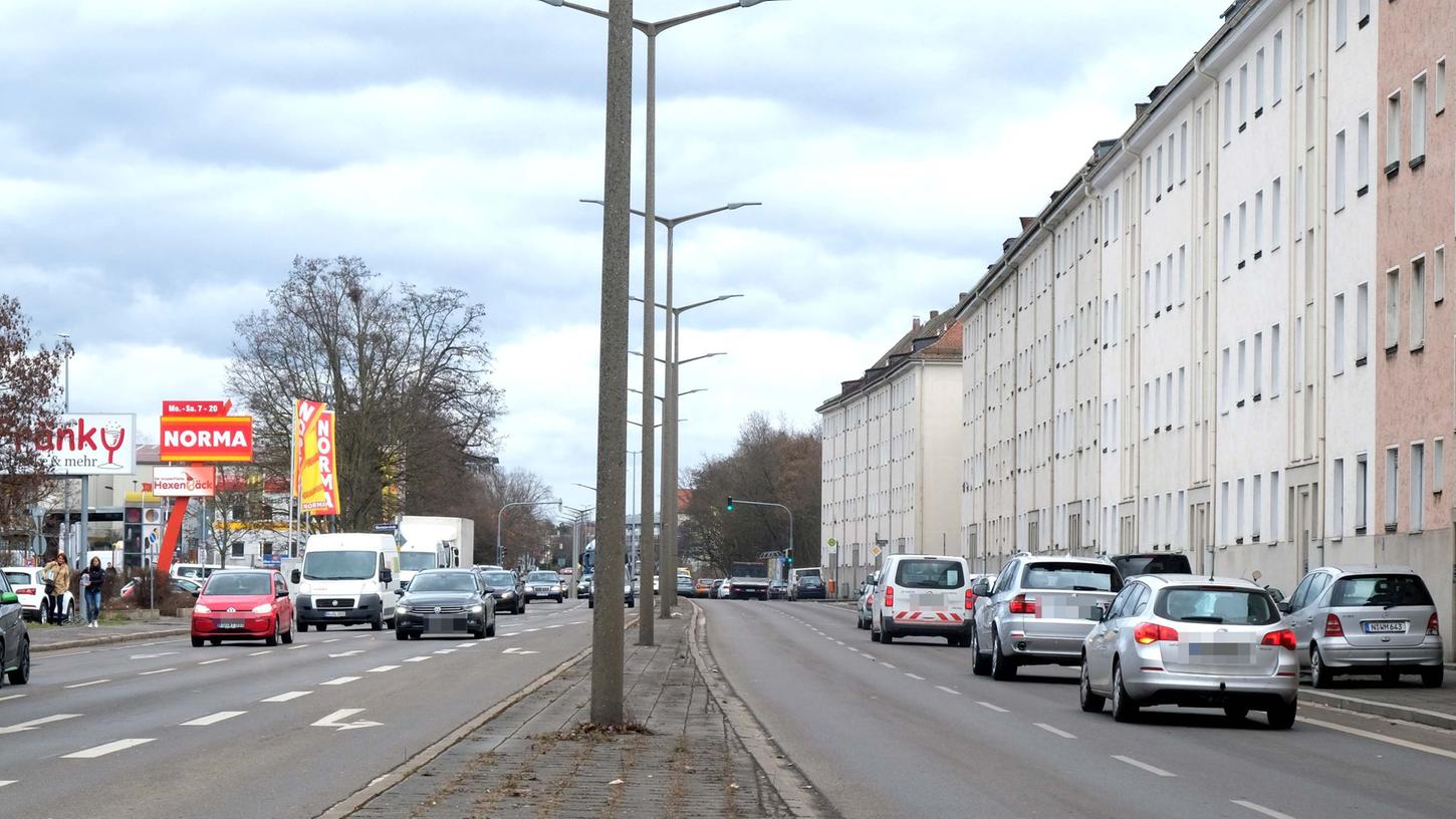Die graue Realität: Zu viele Straßen in Nürnberg sehen so aus, dicht bebaut und mit Autos beparkt und nur wenig Platz für Straßenbäume.
Die graue Realität: Zu viele Straßen in Nürnberg sehen so aus, dicht bebaut und mit Autos beparkt und nur wenig Platz für Straßenbäume.