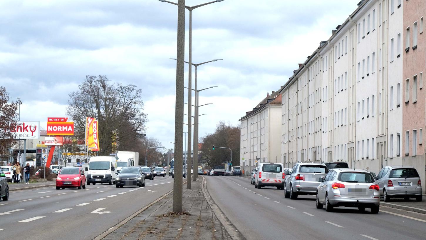 Die graue Realität: Zu viele Straßen in Nürnberg sehen so aus, dicht bebaut und mit Autos beparkt und nur wenig Platz für Straßenbäume. 