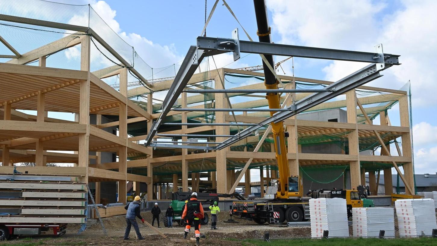 Neue Kletterhalle in Bubenreuth: Jetzt wurden Fassadenelemente emporgehievt