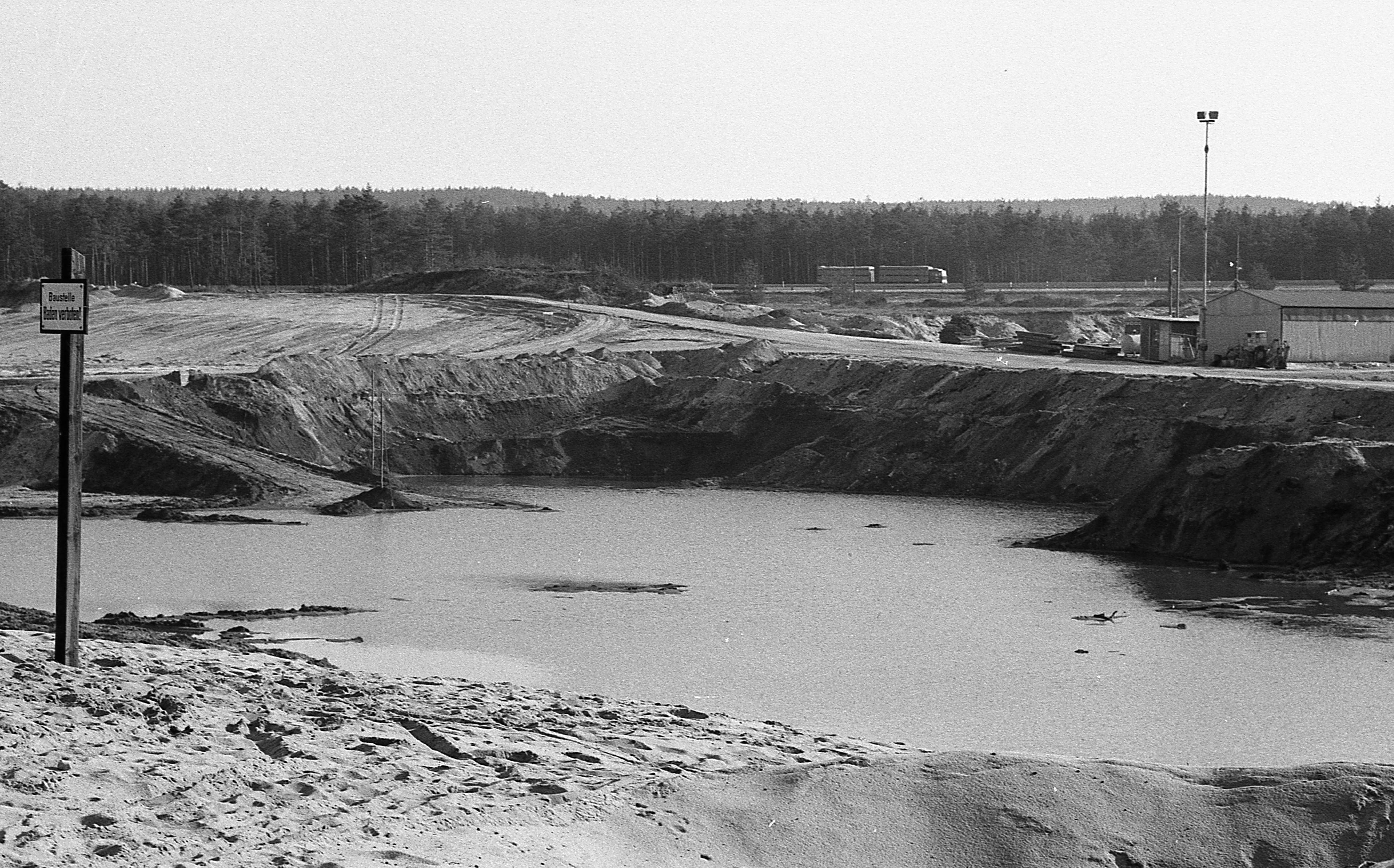 Die mit Wasser gefüllte Sandgrube im Jahr 1971. Im Hintergrund ist die Autobahn zu sehen.