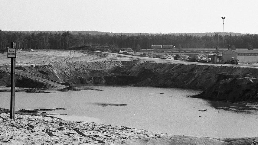 Die mit Wasser gefüllte Sandgrube im Jahr 1971. Im Hintergrund ist die Autobahn zu sehen.