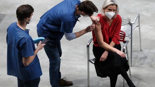 Vollständig Geimpfte müssen - wie in Baden-Württemberg schon praktiziert - nun auch in Bayern nicht mehr in Quarantäne als engere Kontaktperson.