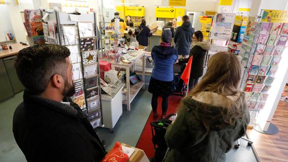 Lange Schlangen, genervte Kunden: Weitere Post-Filiale in Nürnberg schließt - trotz großem Andrang
