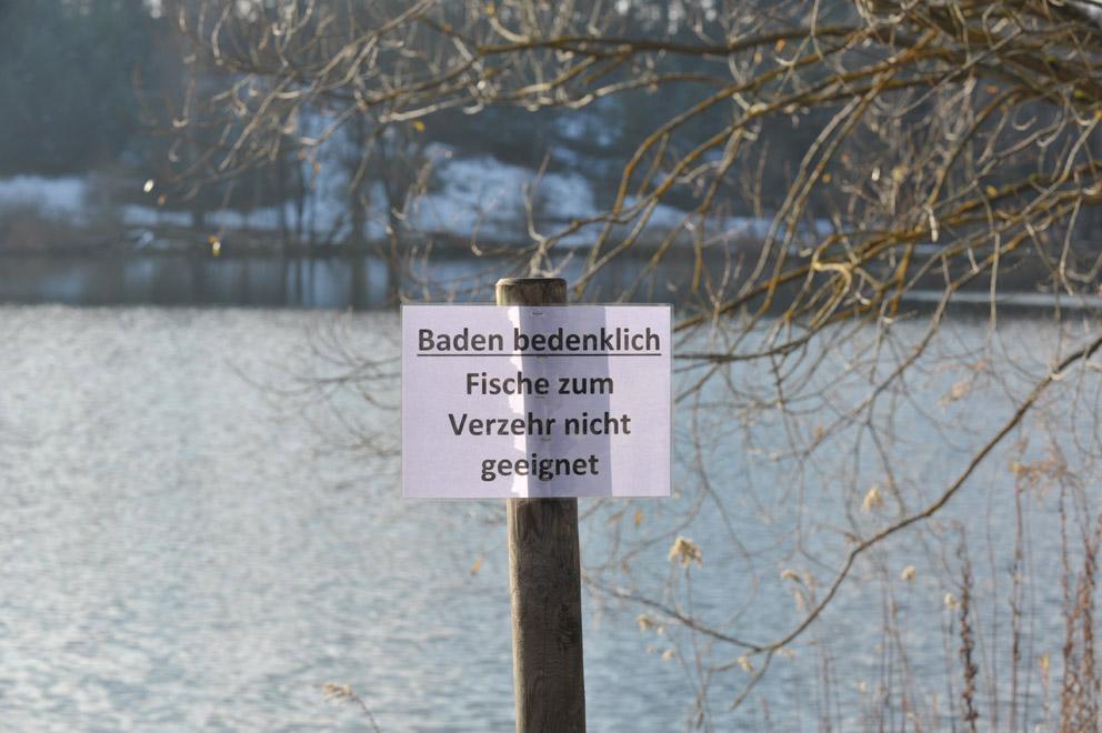 Mit einem Warnschild "Baden bedenklich, Fische zum Verzehr nicht geeignet" wiesen die Behörden 2015 auf die fortdauernde Verschmutzung hin. 