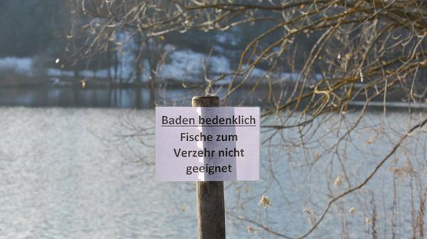 Mit einem Warnschild "Baden bedenklich, Fische zum Verzehr nicht geeignet" wiesen die Behörden 2015 auf die fortdauernde Verschmutzung hin.