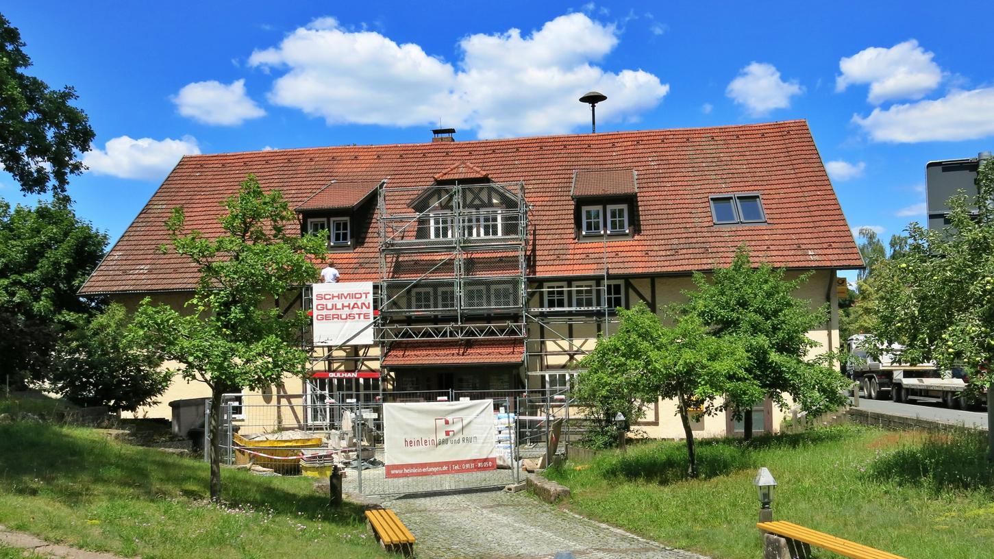 Das Rathaus von Effeltrich in einer Aufnahme aus dem letzten Sommer, als gerade am Umbau gearbeitet wurde. Die Aufteilung der Kosten zwischen Effeltrich und Poxdorf führt regelmäßig zu Streit im Gemeinderat. 