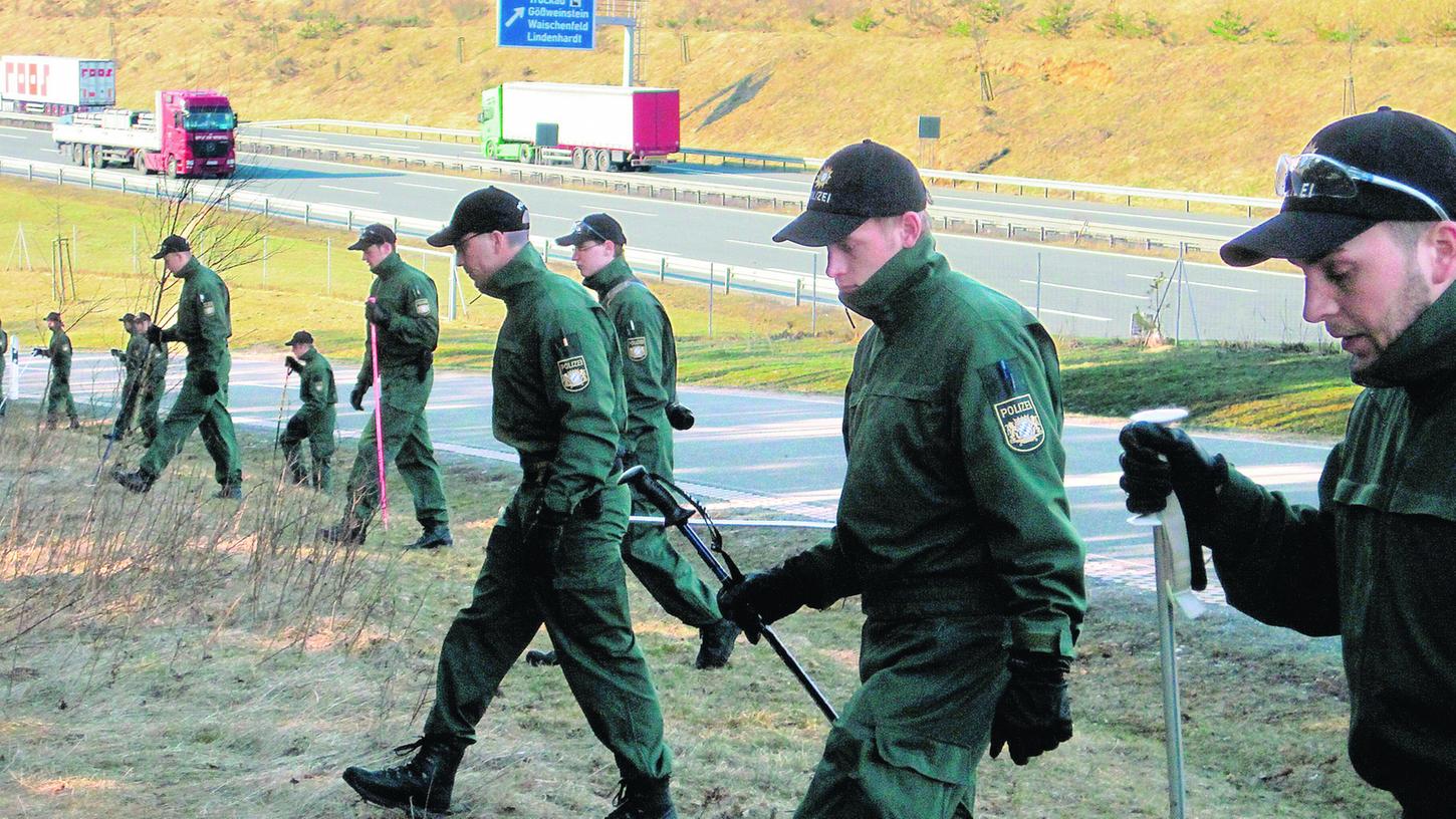 Über 200 Einsatzkräfte der Bereitschaftspolizei starteten um 8.30 Uhr in einem Waldstück bei Trockau eine Suchaktion. Um 11 Uhr wurde eine Leiche gefunden. Die Polizei ist sich sicher, dass es sich um Anton Krügel handelt. Über 200 Einsatzkräfte der Bereitschaftspolizei starteten um 8.30 Uhr in einem Waldstück bei Trockau eine Suchaktion. Um 11 Uhr wurde eine Leiche gefunden. Die Polizei ist sich sicher, dass es sich um Anton Krügel handelt.