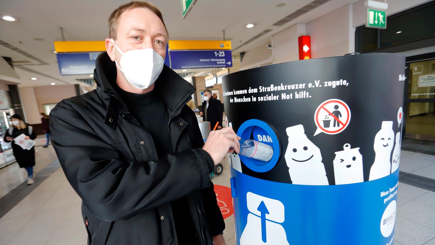 Er zeigt, wie es geht: Christian Overweg vom Pfandnetzwerk hatte die Idee zu einer digitalen Pfandtonne, deren Einnahmen dem Verein Straßenkreuzer zugute kommen. Seit Februar nun steht die Hightech-Tonne in der Osthalle des Nürnberger Hauptbahnhofs.
Er zeigt, wie es geht: Christian Overweg vom Pfandnetzwerk hatte die Idee zu einer digitalen Pfandtonne, deren Einnahmen dem Verein Straßenkreuzer zugute kommen. Seit Februar nun steht die Hightech-Tonne in der Osthalle des Nürnberger Hauptbahnhofs.