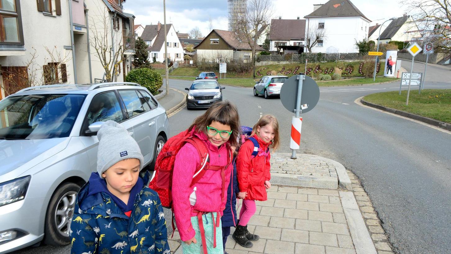Vor dem westlichen Ortsausgang Cadolzburgs bietet eine Insel nicht nur Schulkindern die Möglichkeit, die vielbefahrene Staatsstraße zu überqueren. Allerdings können auch hier die Autos mit Tempo 50 vorbeirauschen.