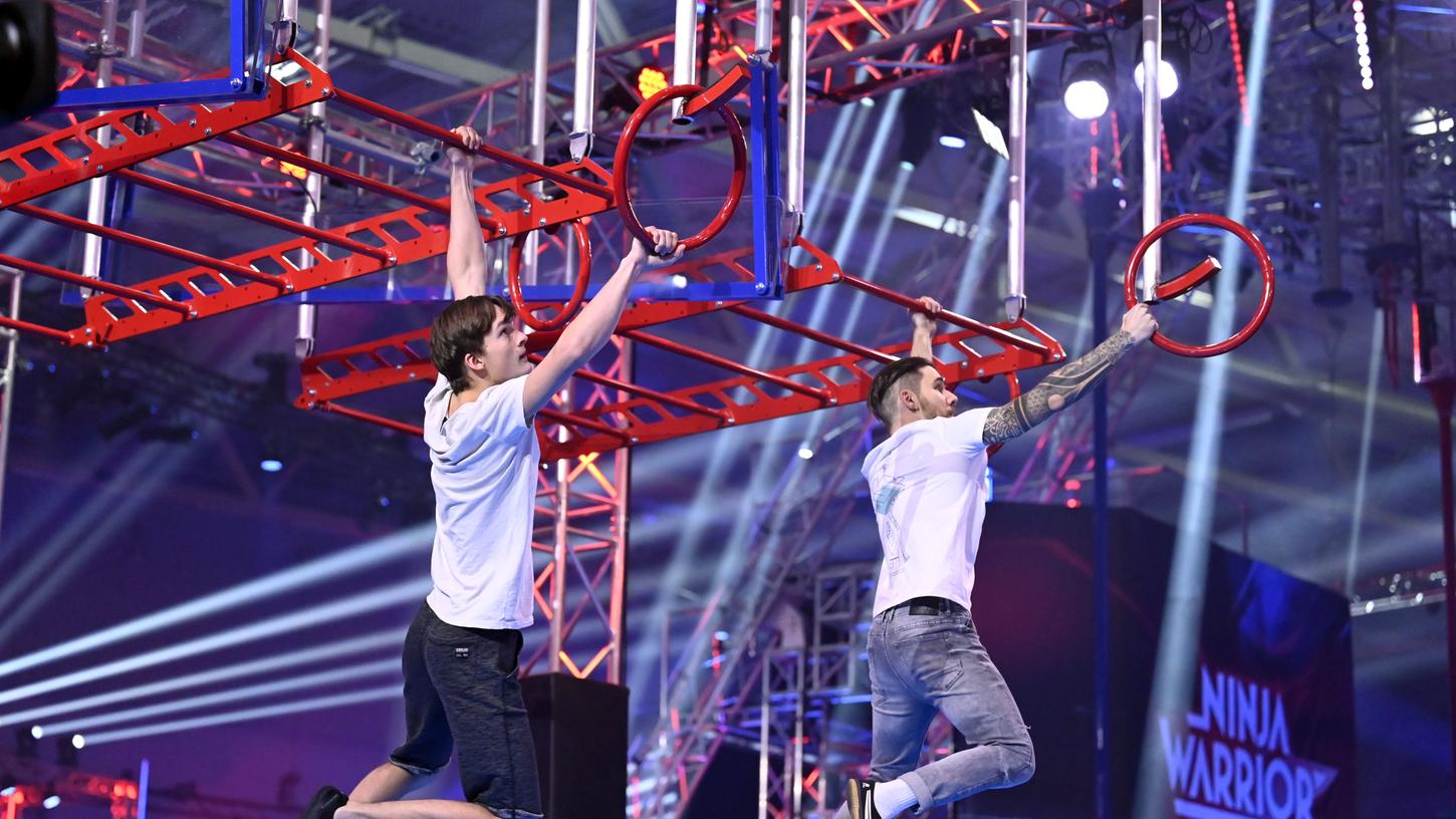 Frank Schmidpeter (re.) aus Postbauer-Heng verzweifelt im Zweit-Rundenduell bei Ninja Warrior Allstars an den Ringen gegen seinen erst 19 Jahre jungen Widersacher. Frank Schmidpeter (re.) aus Postbauer-Heng verzweifelt im Zweit-Rundenduell bei Ninja Warrior Allstars an den Ringen gegen seinen erst 19 Jahre jungen Widersacher.