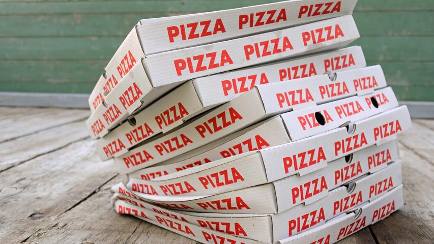 Der Karton besteht zwar aus Pappe, ist aber häufig durch die Pizza verschmutzt und kann deswegen nicht mehr recycelt werden: Restmüll.