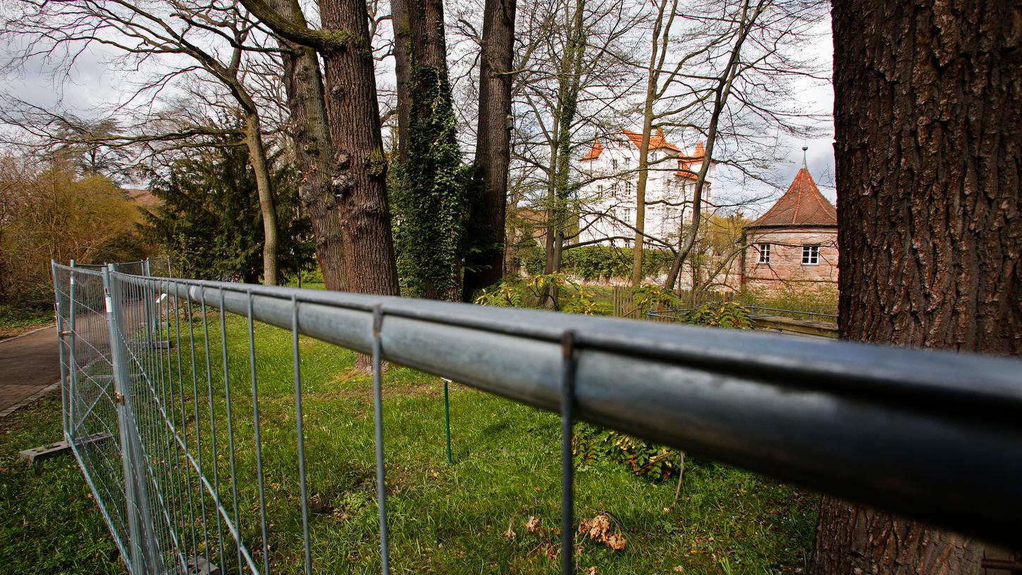 Ein Bauzaun zieht sich momentan um einen Teil des Hummelsteiner Parks. Er ist aus Schutz- und Sicherheitsgründen aufgestellt worden und wird dort auch bleiben. Ein Bauzaun zieht sich momentan um einen Teil des Hummelsteiner Parks. Er ist aus Schutz- und Sicherheitsgründen aufgestellt worden und wird dort auch bleiben.