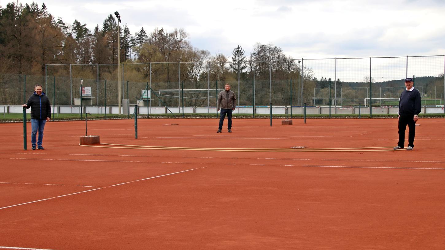 Die ganze Breite des Platzes beim Tennisclub Langgräfe Michelfeld nutzen (von links) Jörg Schmirler, Daniel Schmidt und Heinrich Krodel – allerdings noch nicht zum Spielen.  