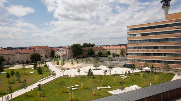 Er ist die neueste grüne Oase Nürnbergs, sehr zur Freude der Bewohner der sonst oft grauen Weststadt. Schon kurz nach der Insolvenz der Quelle war klar, dass hier ein Park entstehen soll. An lauen Sommerabenden kann man sich hier sportlich betätigen, für die heißen Mittagsstunden gibt es ein Wasserspiel mit Fontänen. Und dazwischen wachsen 16 Obstbäume mit heimischen Zwetschgen und Birnen heran.