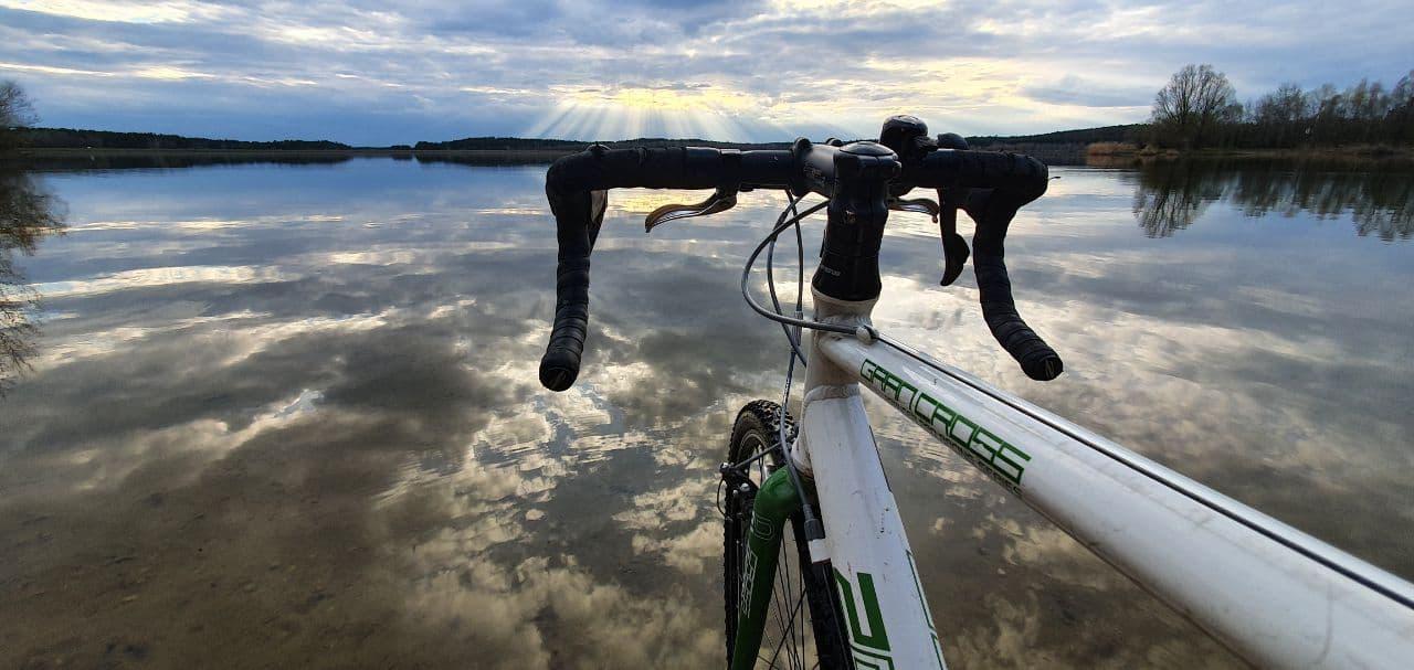 Seinen Sonntag hat Jochen Schilke-Deter aus Erlangen zuletzt auf dem Rad verbracht. Er war "mit Gravelbike und Smartphone am Rothsee" und hat dieses Foto mitgebracht. Regen? Sonne? Wind? Egal. Der 63-Jährige ist, wie er schreibt, "Ganzjahresradler seit 55 Jahren."