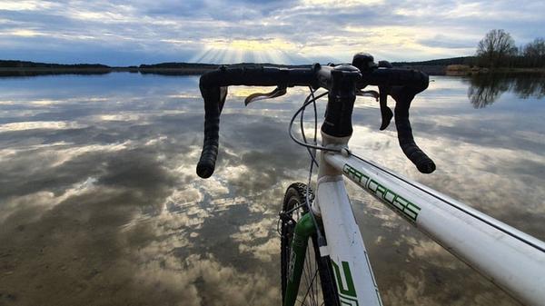 Seinen Sonntag hat Jochen Schilke-Deter aus Erlangen zuletzt auf dem Rad verbracht. Er war "mit Gravelbike und Smartphone am Rothsee" und hat dieses Foto mitgebracht. Regen? Sonne? Wind? Egal. Der 63-Jährige ist, wie er schreibt, "Ganzjahresradler seit 55 Jahren."