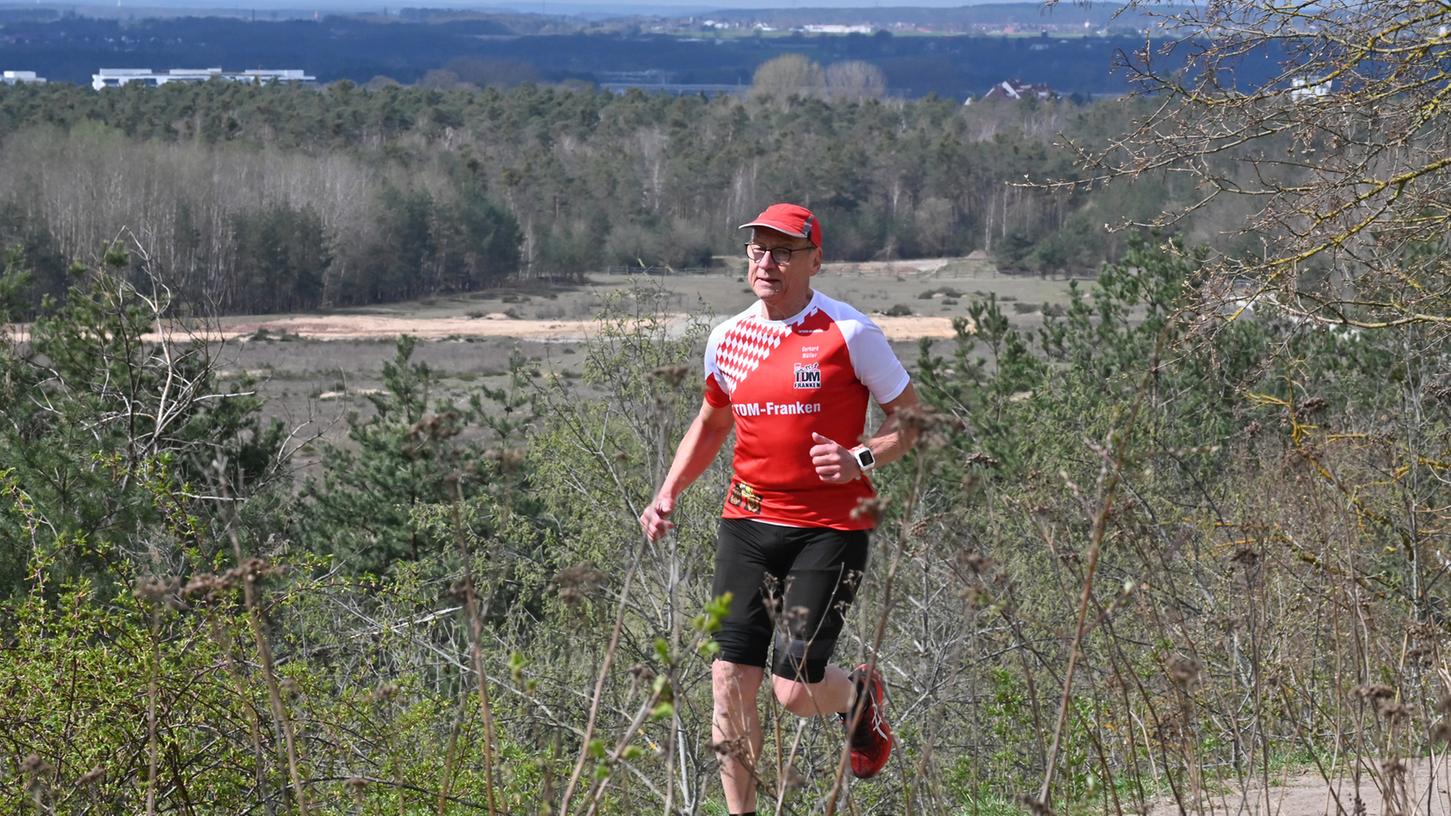 Immer durch den Wald: Gerhard Müller joggt für die neue Serie "Wegweiser" im Tennenloher Forst.