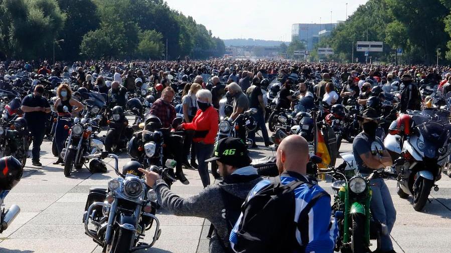 Wohin das Auge reicht: Unzählige Biker versammelten sich am 18. Juli 2020 auf der Großen Straße in Nürnberg, um gegen drohende Fahrverbote zu protestieren.