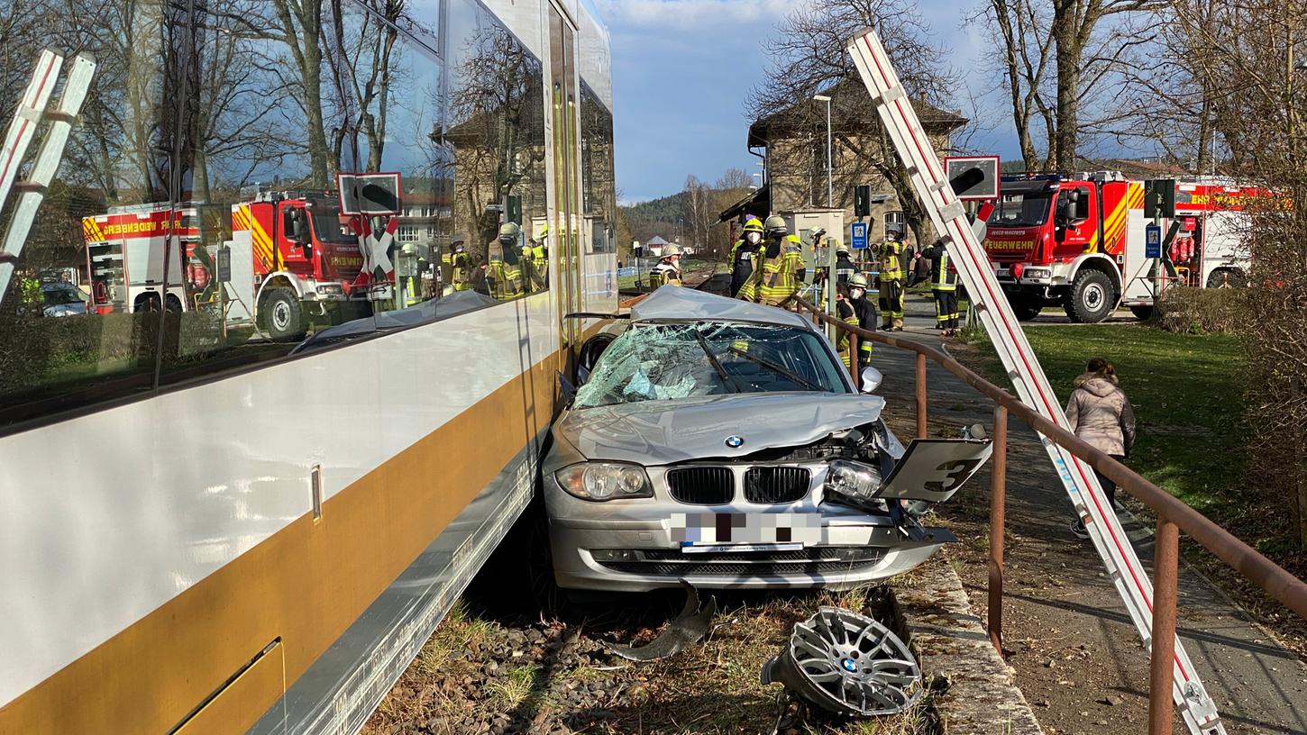 Der BMW wurde zwischen dem Zug und dem Geländer eingekeilt.