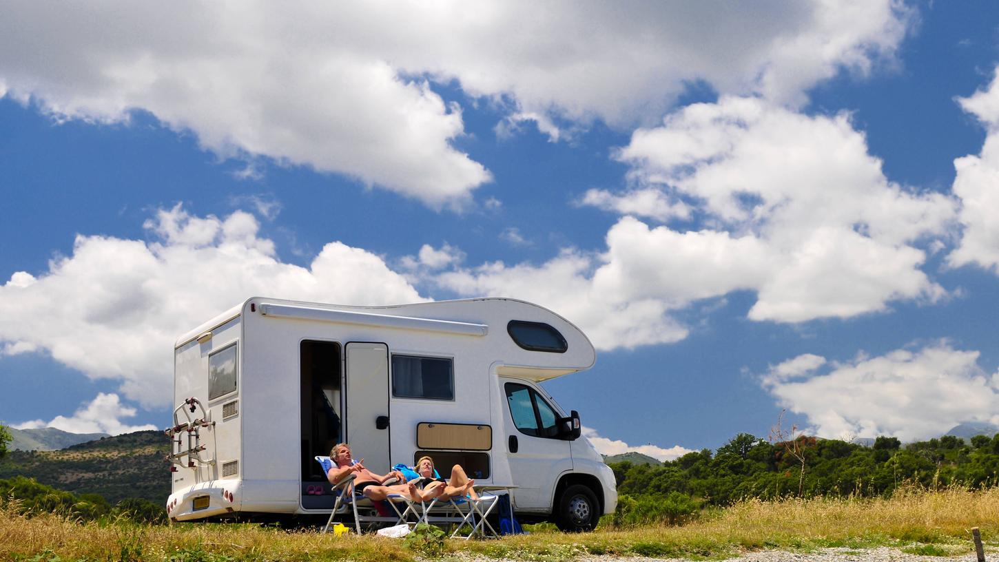 Im Campingbus oder Wohnmobil könnte man Abstand von anderen halten und trotzdem kleine Trips in die Natur unternehmen. Wie aber ist die Rechtslage hierzu?