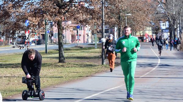 Zur Entspannung geht König joggen, dreimal die Woche vor der Arbeit.