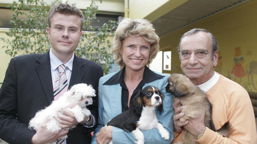König war von 2004 bis 2020 ehrenamtlicher Geschäftsführer des Trägervereins des Tierheims. Seine Mitstreiterin dort: Dagmar Wöhrl, seit 1999 Präsidentin des Vereins und von 1994 bis 2017 Bundestagsabgeordnete.