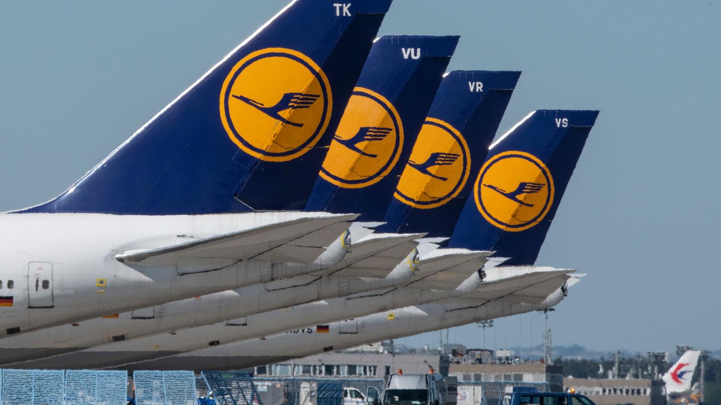 Stillgelegte Passagiermaschinen der Lufthansa stehen während der Corona-Pandemie auf dem Rollfeld des Flughafens Frankfurt.