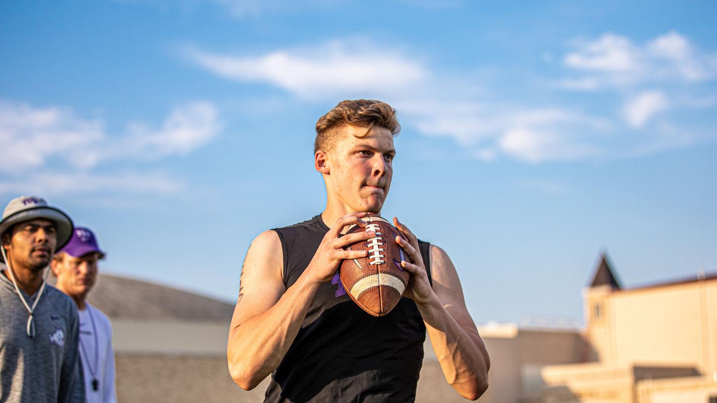 Bei Social Media und auf dem Feld: Alexander Honig konnte die Coaches Kenny Hill (links) und Sonny Cumbie von der TCU in den entscheidenden Momenten überzeugen. Bei Social Media und auf dem Feld: Alexander Honig konnte die Coaches Kenny Hill (links) und Sonny Cumbie von der TCU in den entscheidenden Momenten überzeugen.