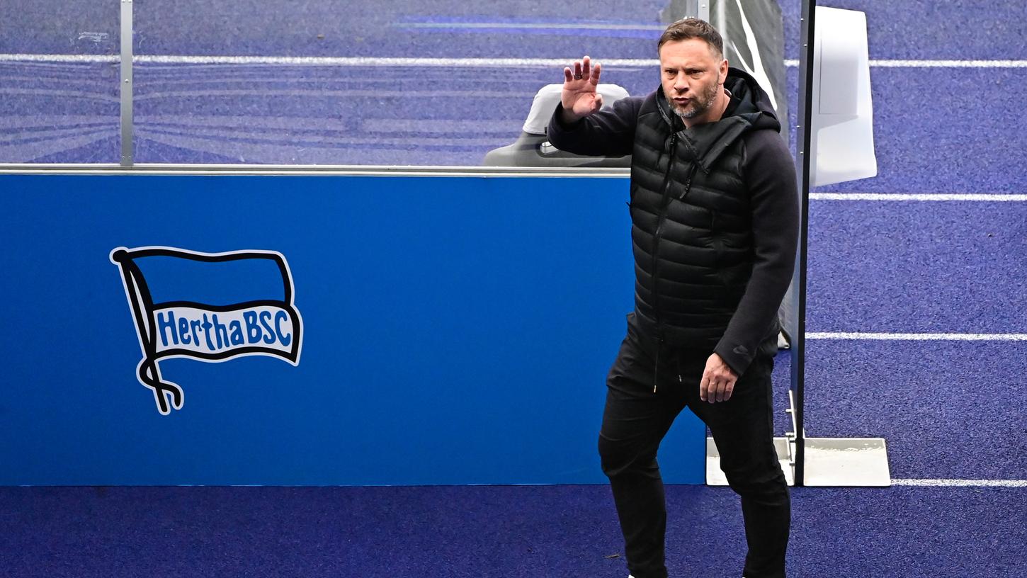 Unter anderem Hertha-Trainer Pal Dardai wurde positiv auf Corona getestet und muss in Quarantäne. Das restliche Team hält sich für zwei Wochen in Isolation auf.
Unter anderem Hertha-Trainer Pal Dardai wurde positiv auf Corona getestet und muss in Quarantäne. Das restliche Team hält sich für zwei Wochen in Isolation auf.