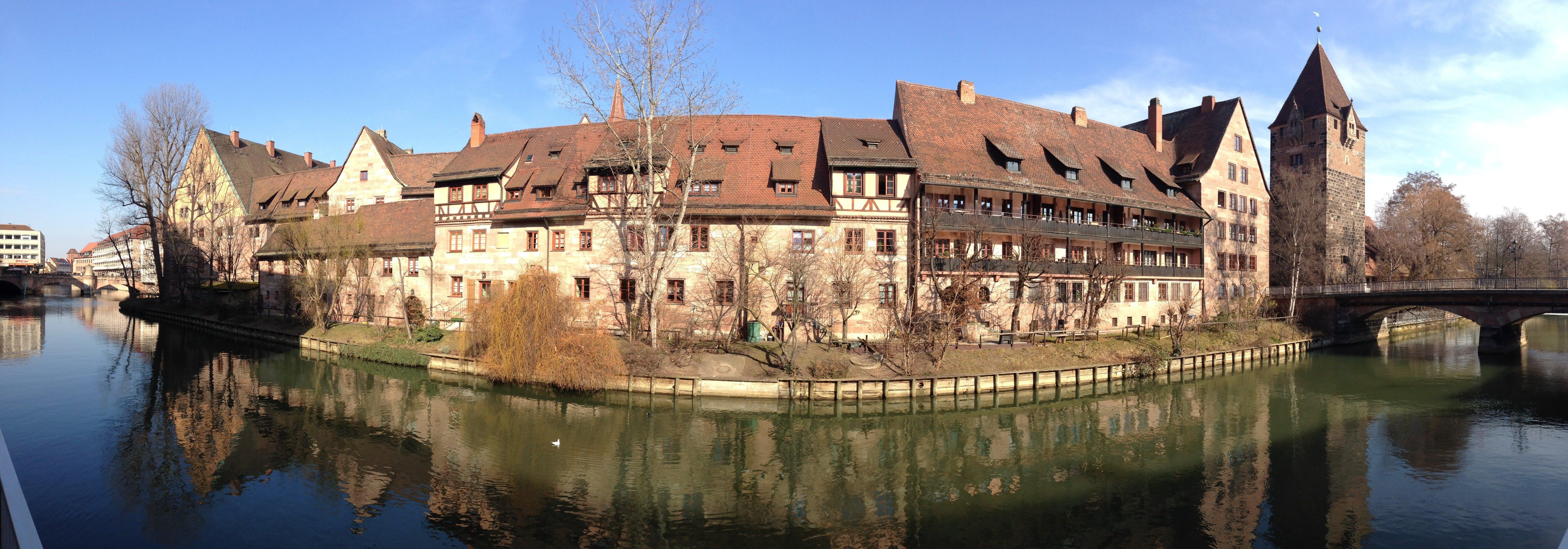 Umgeben von goldenem Laub und blassem Herbstlicht bekommt ein Spaziergang entlang der Pegnitz einen ganz besonderen Reiz. Imposant thront dann das Heilig-Geist-Spital samt Sandsteinbrücke im Herzen der Stadt. Gespendet wurde das Stift schon 1339 von Konrad Groß, der den Armen zur Genesung einen "Goldenen Trunk" spendierte. Den bekommt man im mittlerweile eingezogenen Restaurant noch immer, nur leider nicht mehr umsonst.