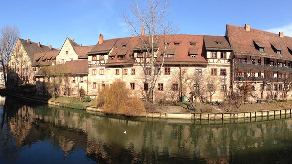 Umgeben von goldenem Laub und blassem Herbstlicht bekommt ein Spaziergang entlang der Pegnitz einen ganz besonderen Reiz. Imposant thront dann das Heilig-Geist-Spital samt Sandsteinbrücke im Herzen der Stadt. Gespendet wurde das Stift schon 1339 von Konrad Groß, der den Armen zur Genesung einen "Goldenen Trunk" spendierte. Den bekommt man im mittlerweile eingezogenen Restaurant noch immer, nur leider nicht mehr umsonst.